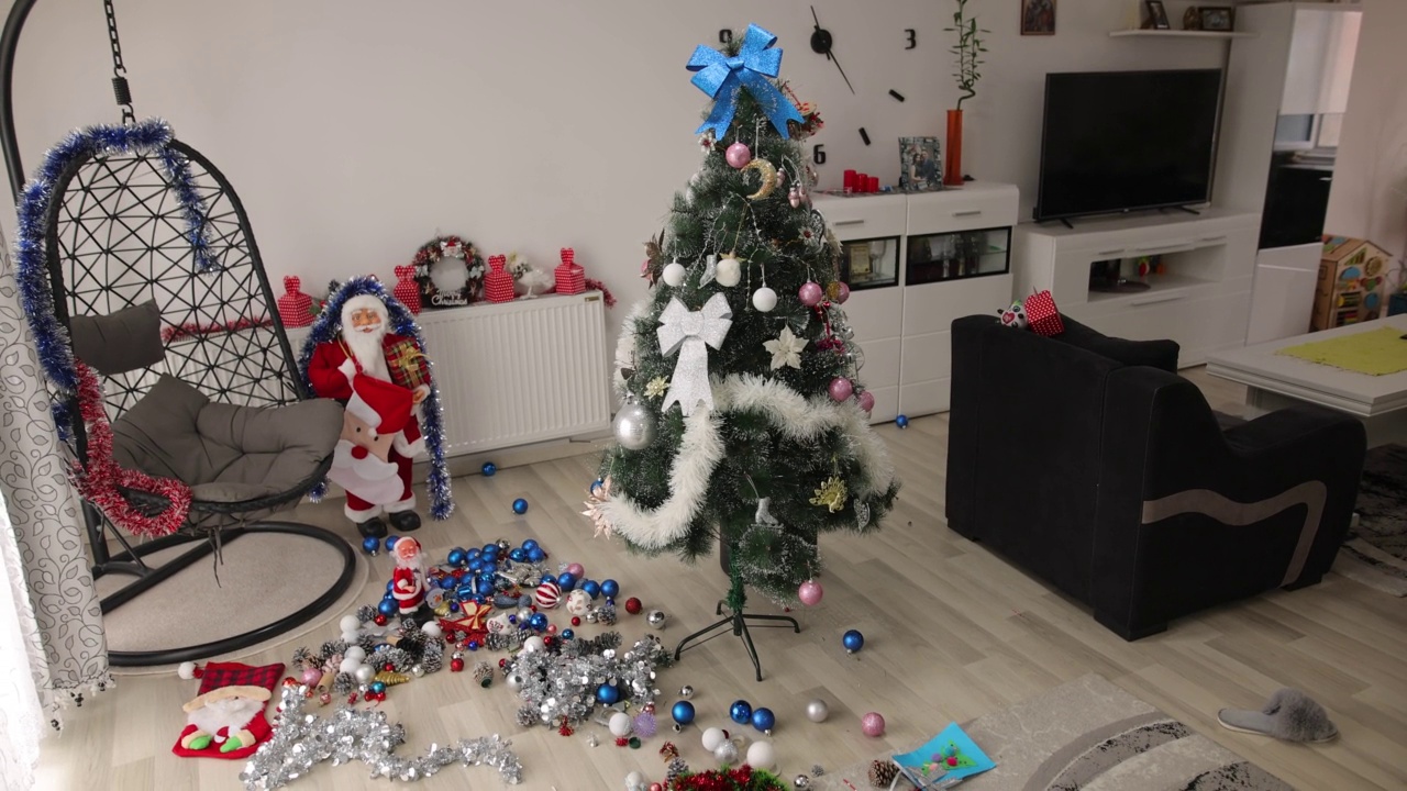 客厅里的圣诞树视频素材
