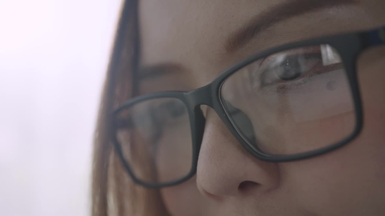 特写女商人的脸戴眼镜在她的办公室工作时间视频素材