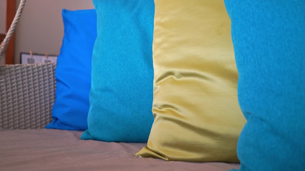 沙发上漂亮舒适的枕头装饰视频下载