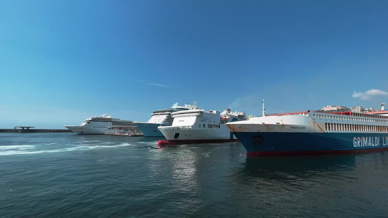 伊斯基亚和那不勒斯港口的码头和船只的视频蒙太奇视频下载