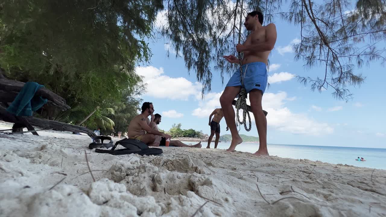 男性白人朋友在海滩上闲逛视频下载