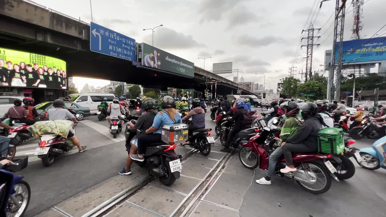 视频蒙太奇的交通在曼谷视频下载