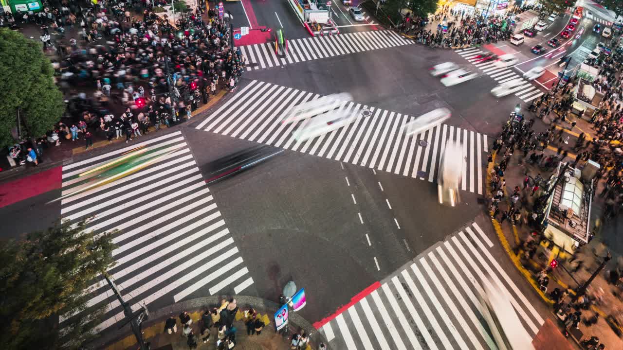 夜间汽车交通交通中断，拥挤的行人走在涩谷十字路口。东京旅游景点地标，日本旅游，亚洲交通或亚洲城市生活理念视频素材