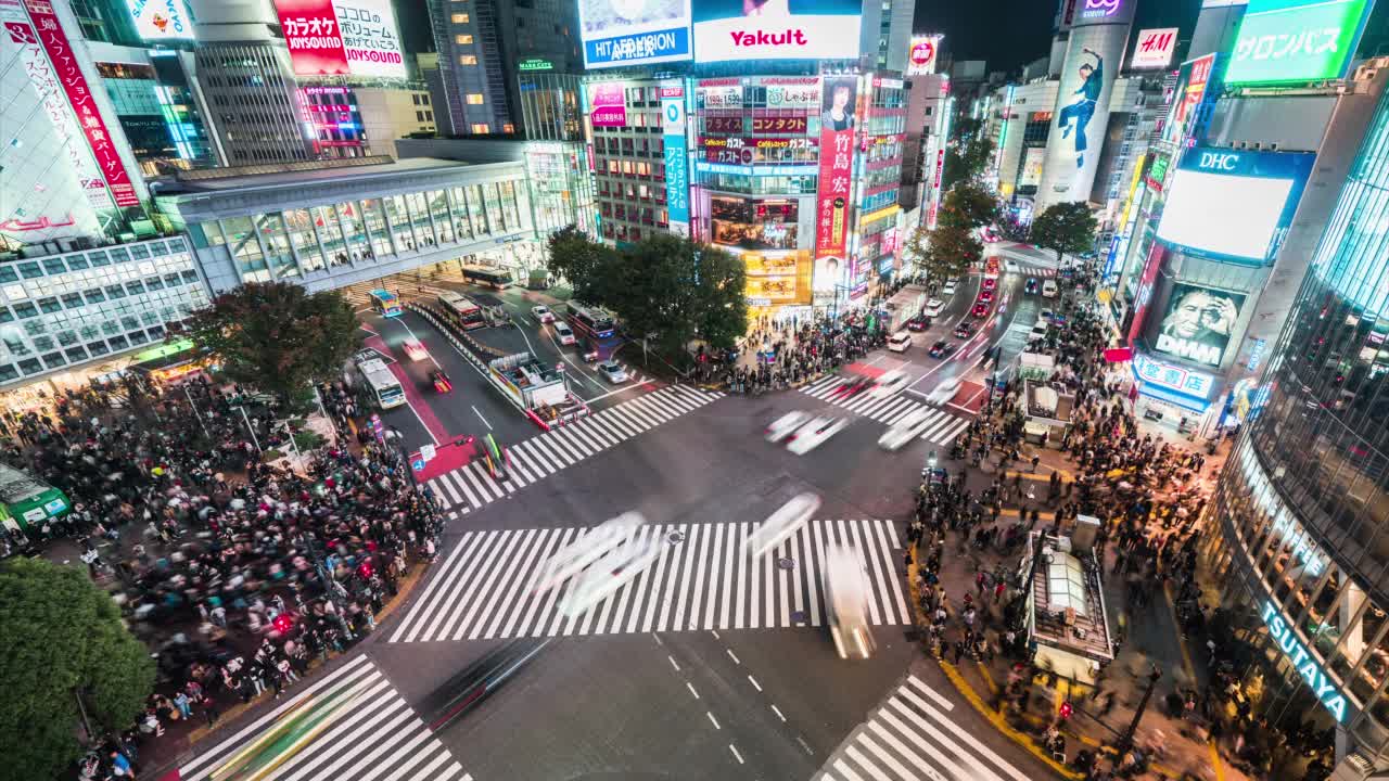 夜间汽车交通交通中断，拥挤的行人走在涩谷十字路口。东京旅游景点地标，日本旅游，亚洲交通或亚洲城市生活理念视频下载