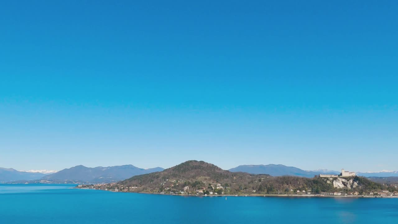 俯瞰意大利马焦雷湖的安杰拉城堡美景视频素材