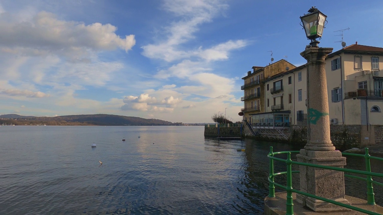 意大利皮埃蒙特的马焦雷湖和阿罗纳湖。平移视图视频素材