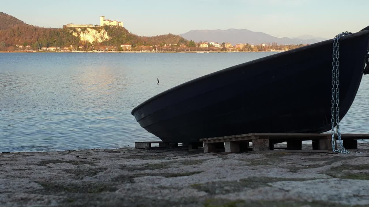 搁浅的渔船面对马焦雷湖和背景中的安杰拉堡垒视频素材