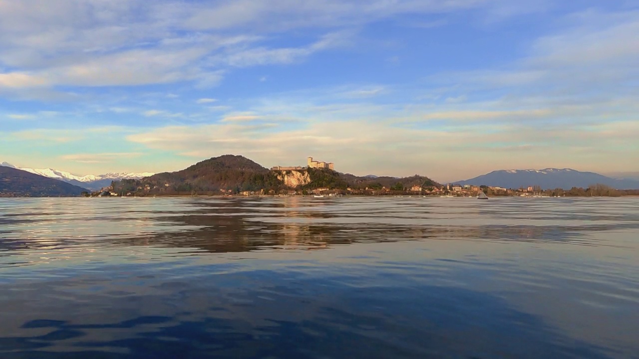 全景彩色渐变的马乔雷湖和背景安格拉城堡，意大利视频素材