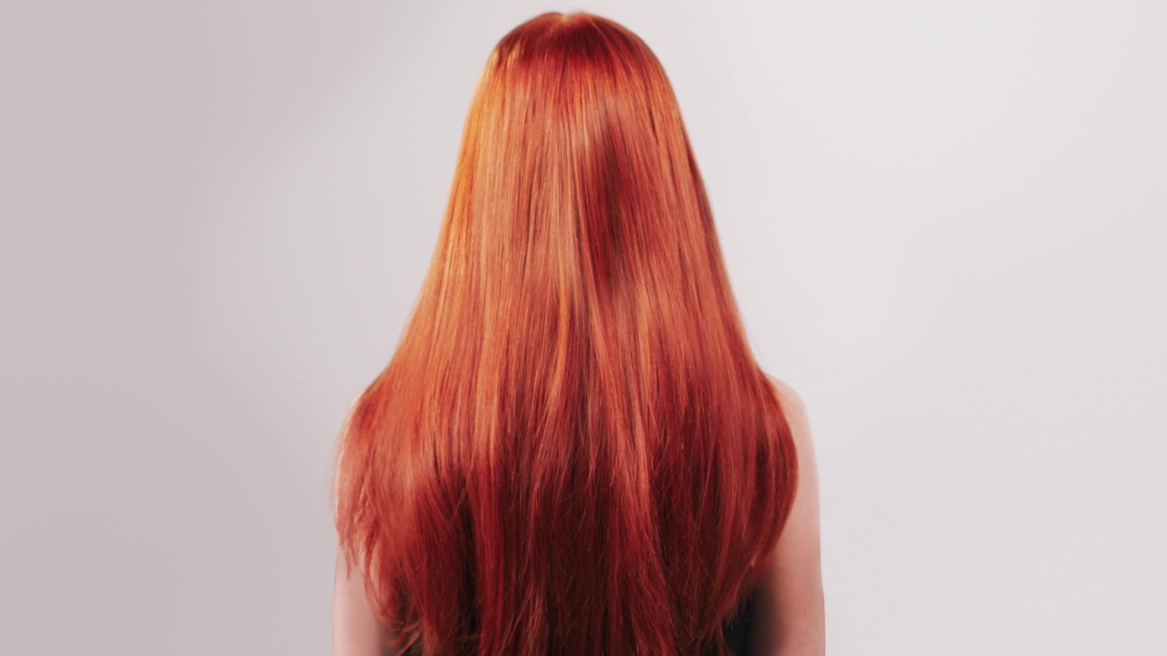 女人直闪亮的红色头发下降剪出在白色的背景视频下载