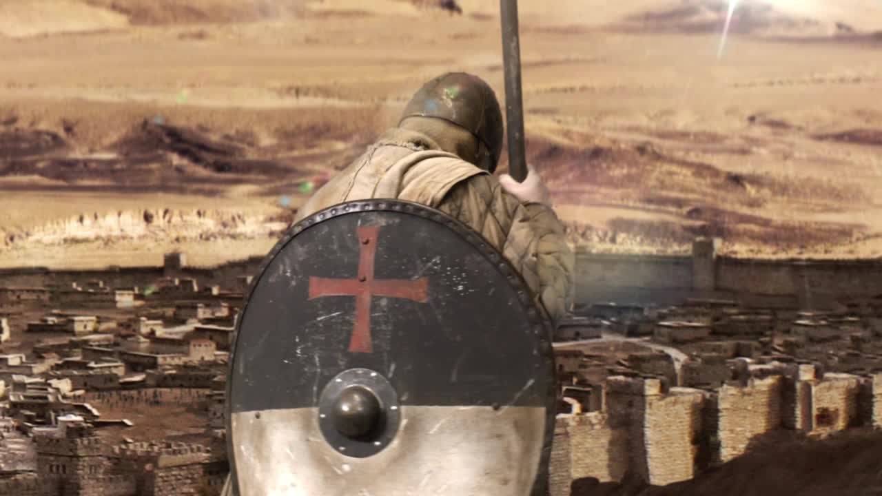骑士从高地俯瞰城镇-十字军时代重演视频下载