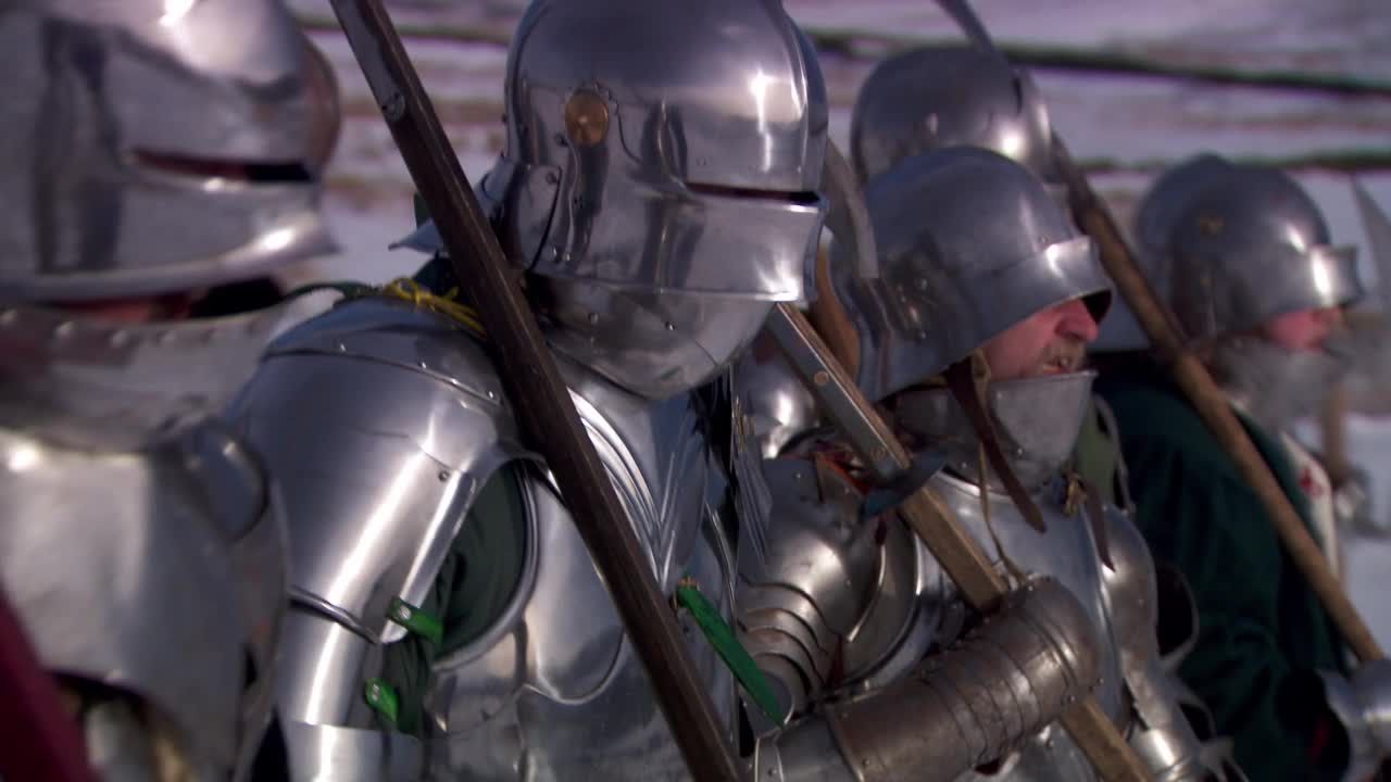 骑士在雪地中行走-十字军时代重演视频下载