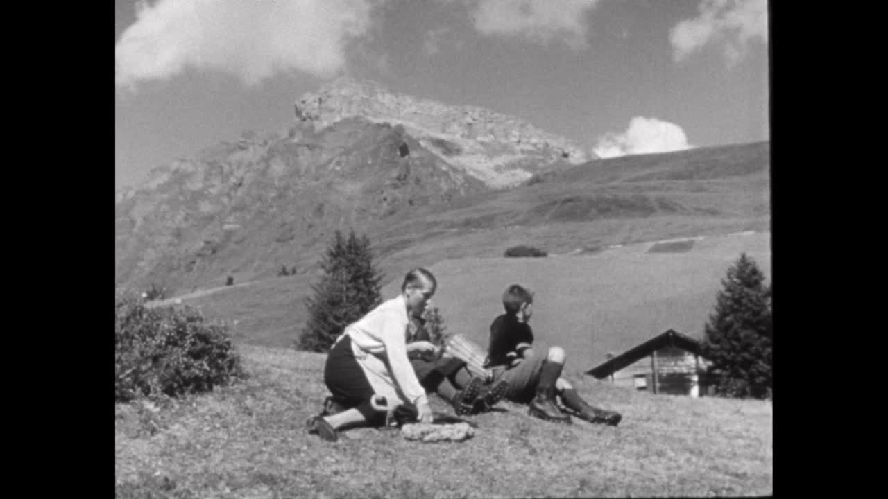瑞士的孩子——19人中的第17部分。展示了瑞士阿尔卑斯山牧区的家庭生活。画的是孩子们在家里和学校里的情景，画的是他们徒步上山到夏季的牧场，把新鲜的食物送给照料牛群的人视频下载