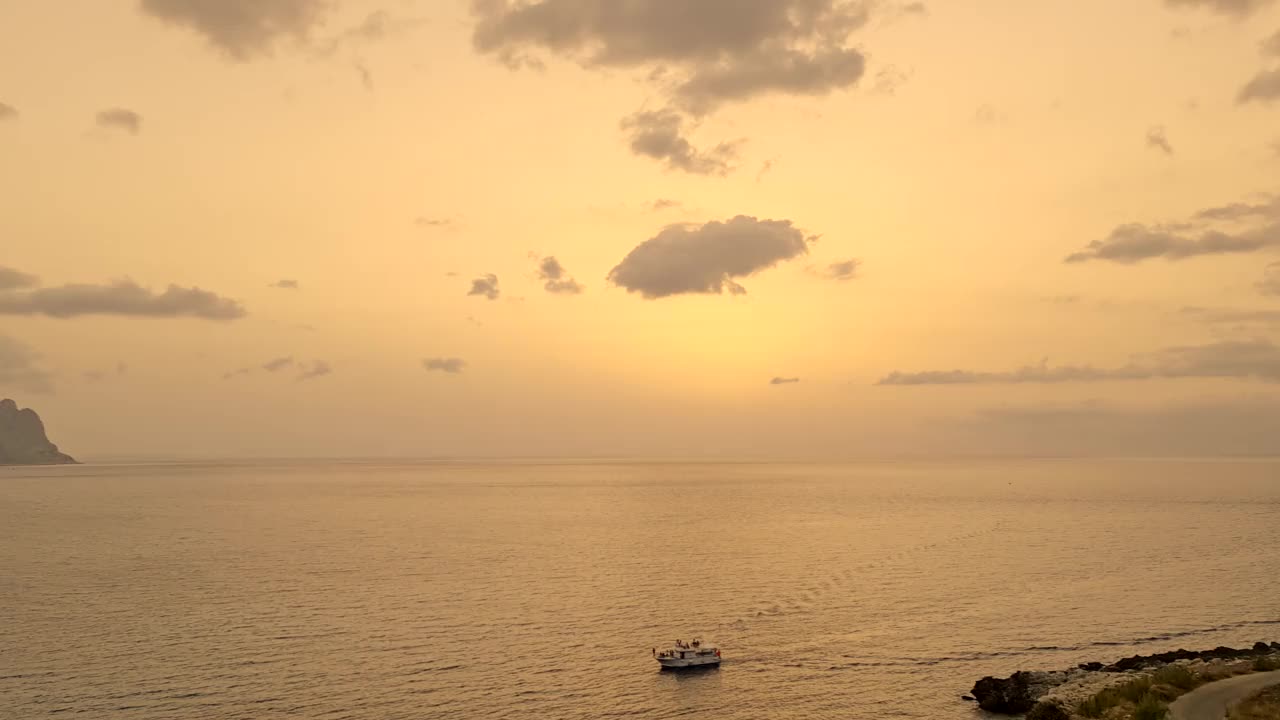 日落时分，贝亚·圣·玛格丽塔从海上到托雷·伊苏里达中世纪瞭望塔。平移视频素材