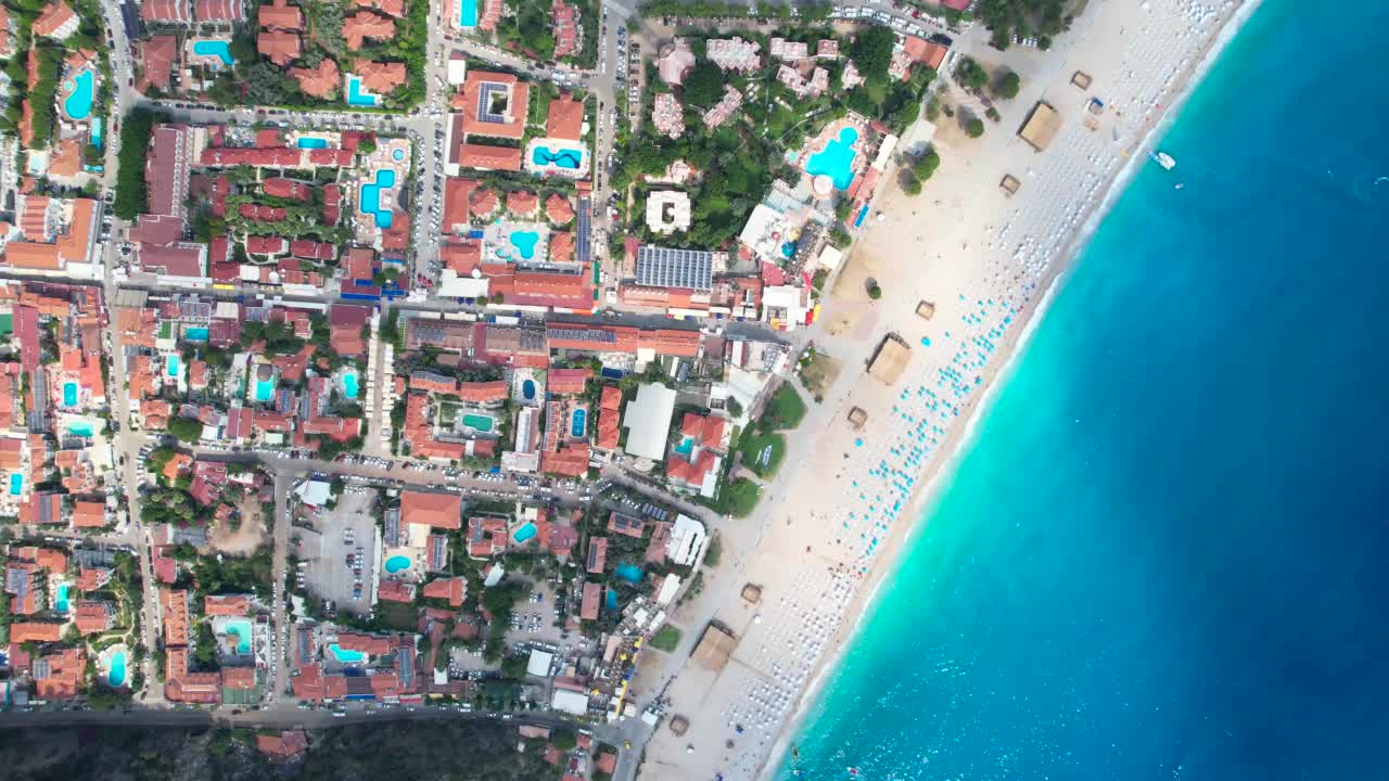 空中海景令人难以置信的海岸线俯视图，蓝色海水的旅游胜地，海岸上舒适的Oludeniz小镇，土耳其的旅游和房地产视频素材