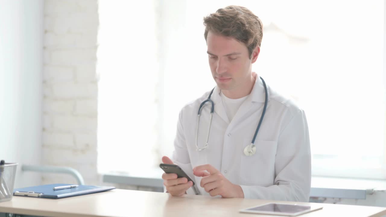 年轻医生与病人通话视频素材