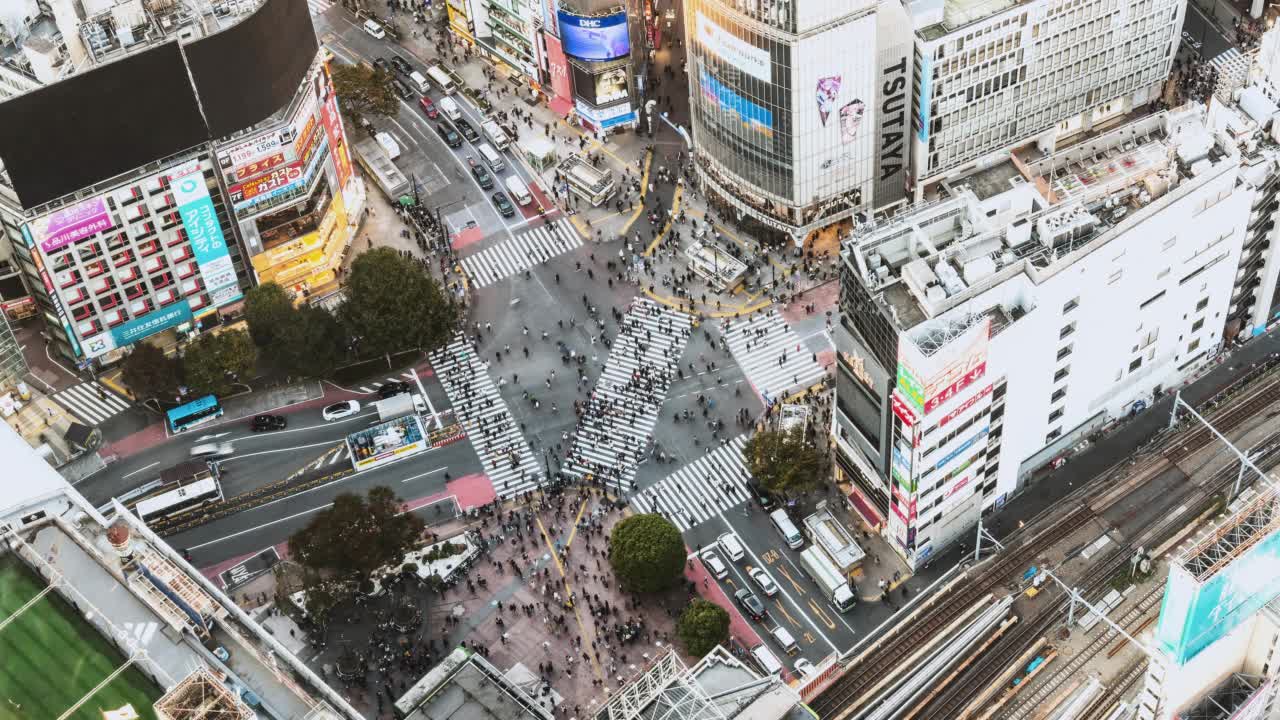 时间流逝的汽车交通运输，拥挤的人走在涩谷十字路口的十字路口。东京旅游景点地标，日本旅游，亚洲交通或亚洲城市生活理念视频素材