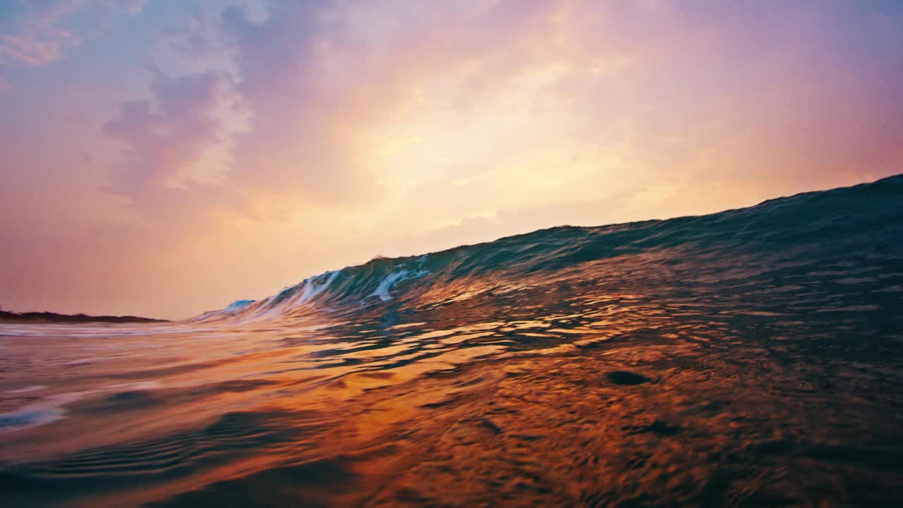 日出时海浪在海洋中破裂。巴西的海岸线，波涛汹涌视频素材
