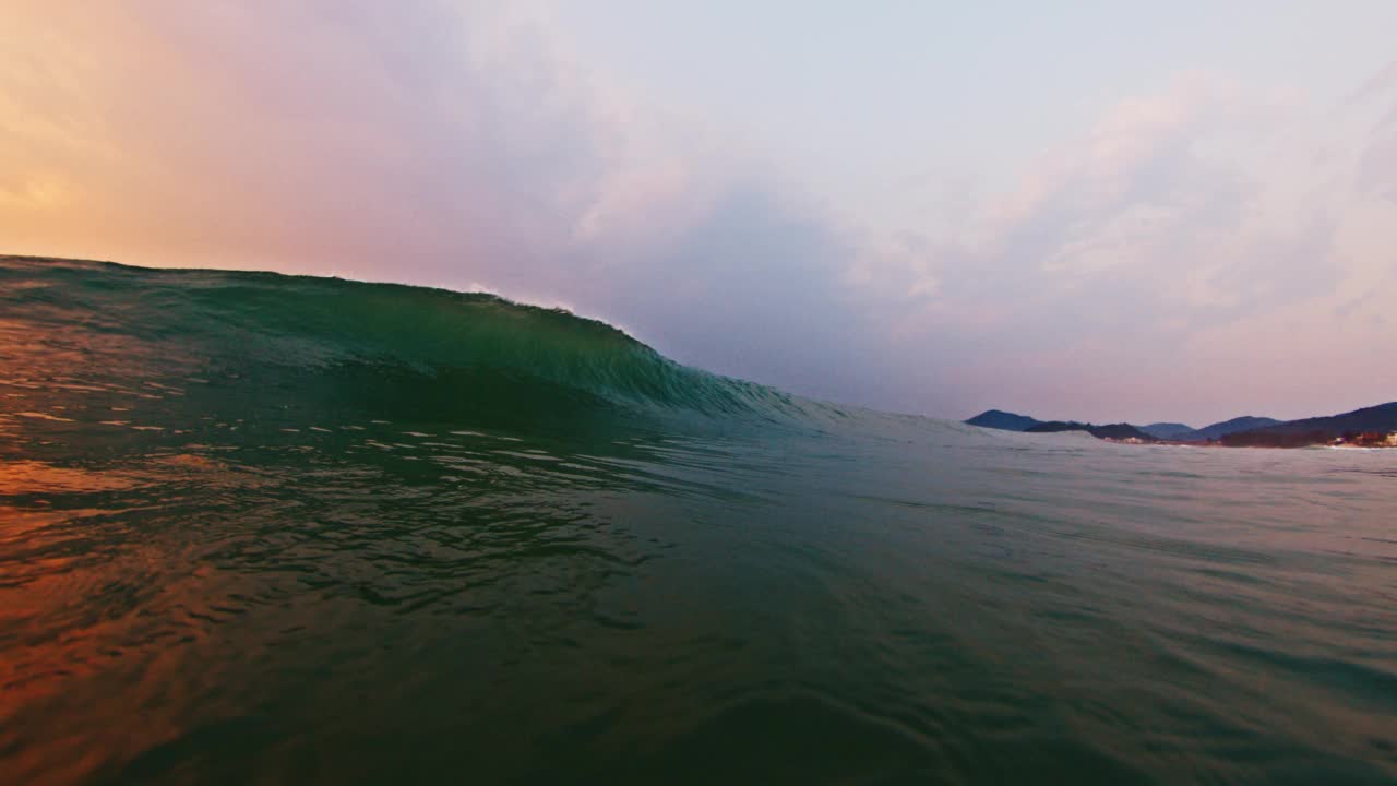 日出时海浪在海洋中破裂。巴西的海岸线，波涛汹涌视频素材