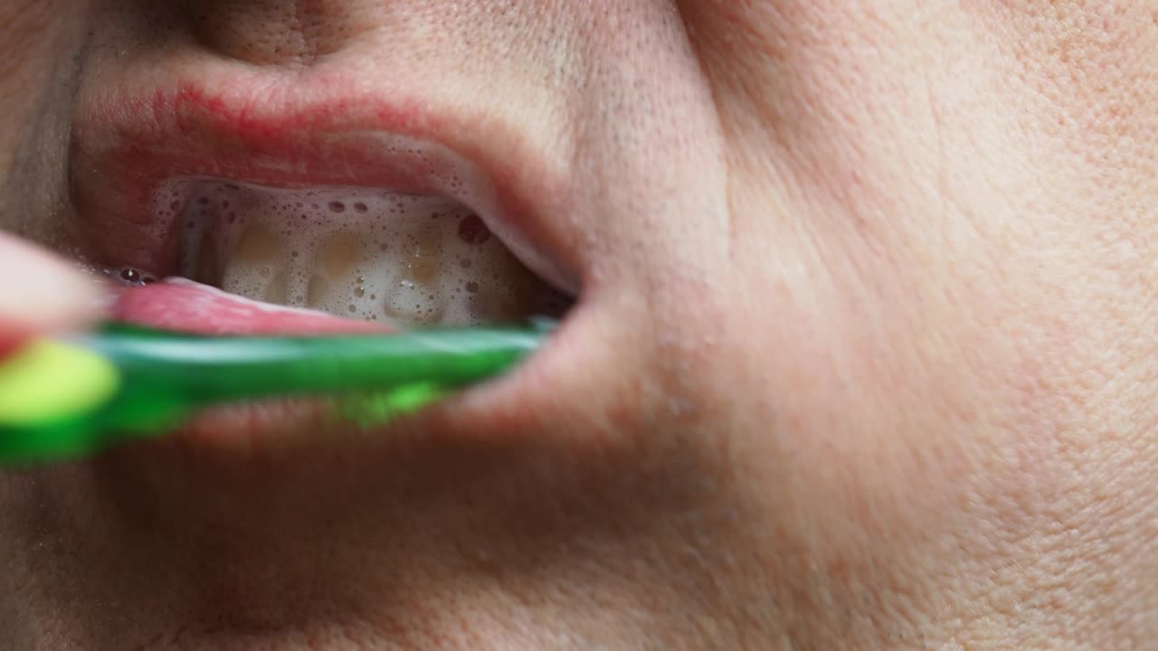 男人刷牙的特写镜头视频下载