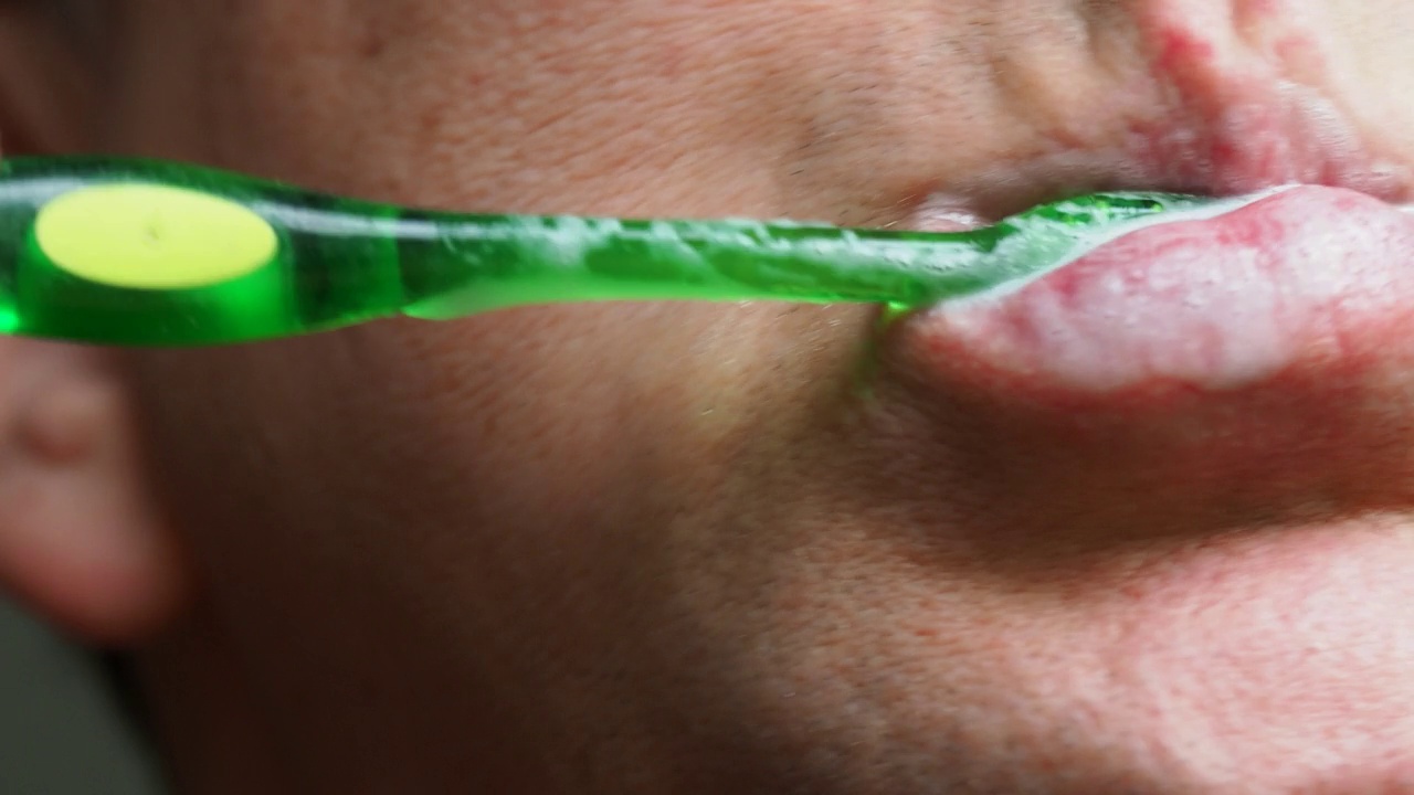 男人刷牙的特写镜头视频下载