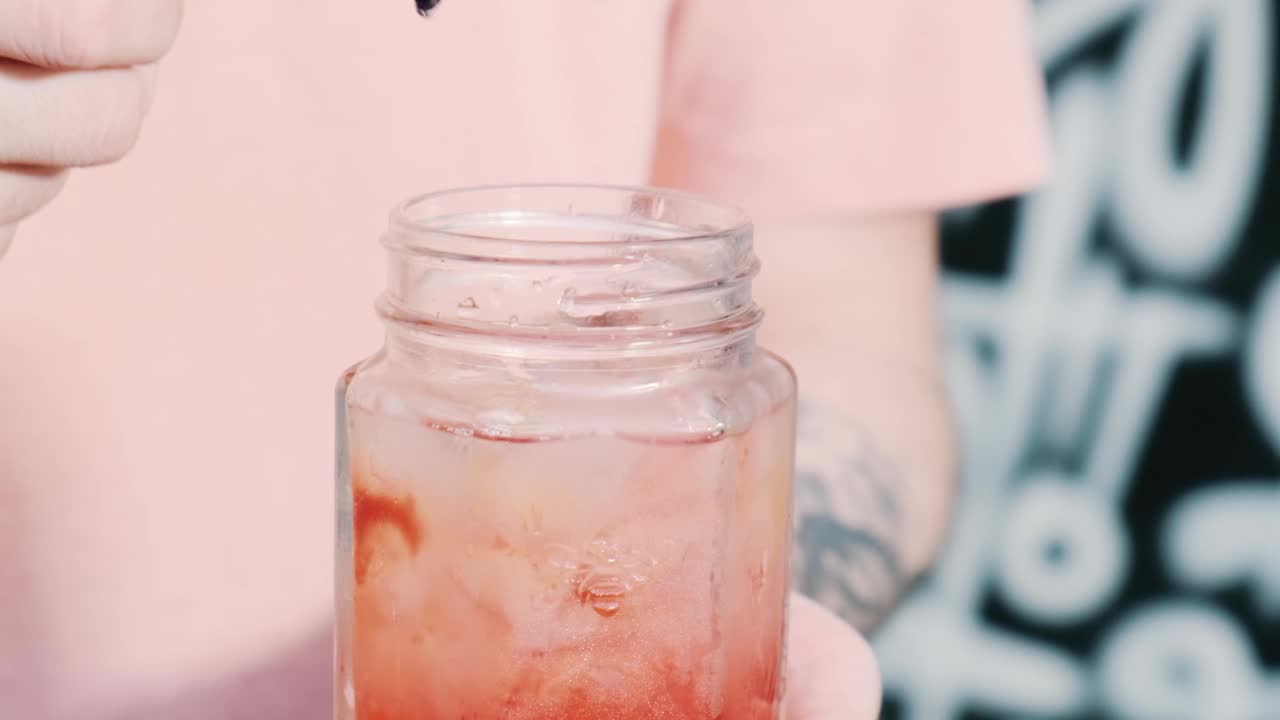 一个酒保把苏打水倒进罐子的特写。鸡尾酒的准备视频素材