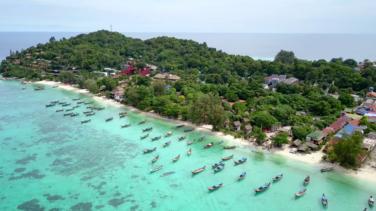 空中鸟瞰图里佩岛和泰国传统的长尾船在沙顿省的海滩上。视频下载