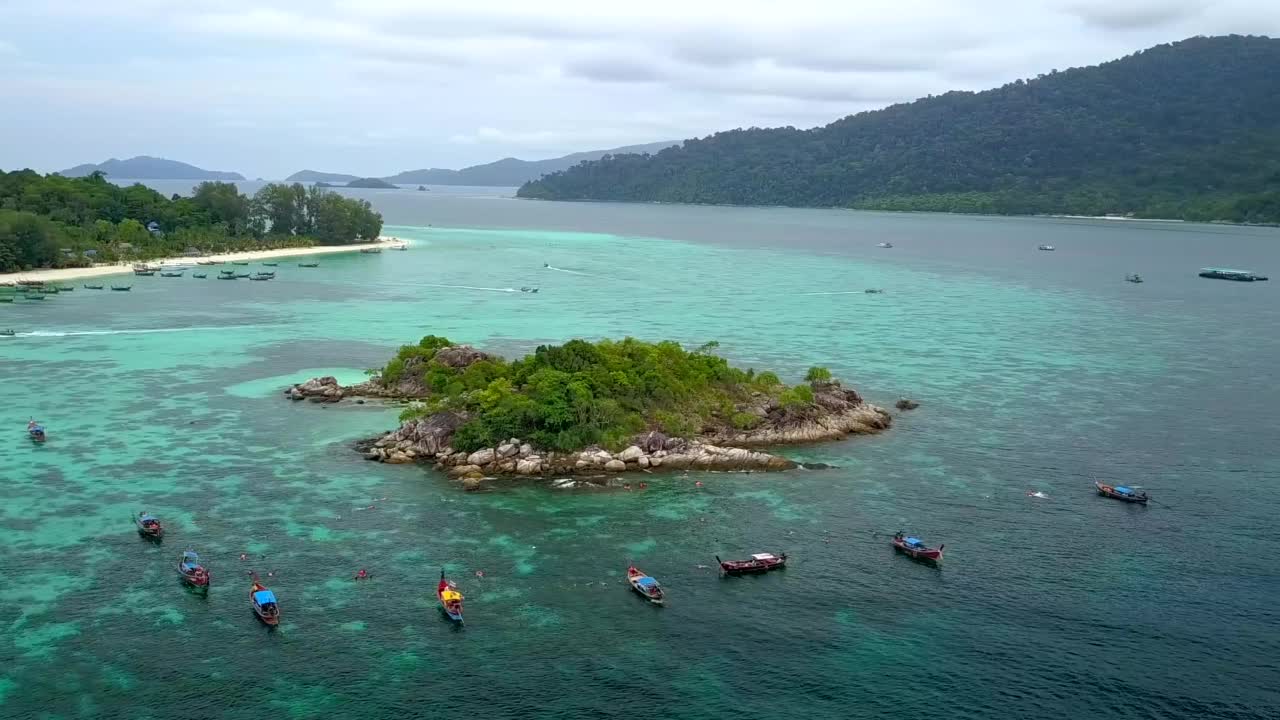 鸟瞰美丽的小岛，游客在泰国萨顿省的里佩岛附近浮潜——夏天的概念。视频下载