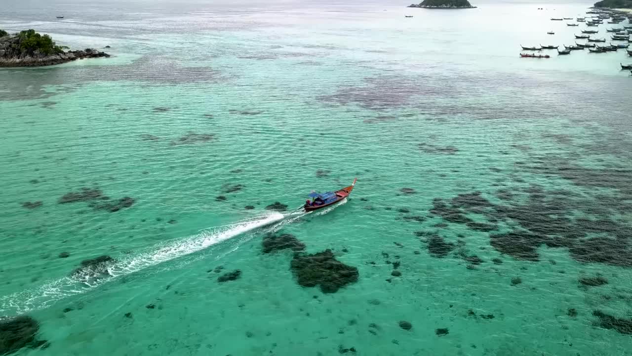 鸟瞰美丽的小岛和泰国传统的长尾船在里佩岛，萨顿省，泰国-夏天的概念。视频下载