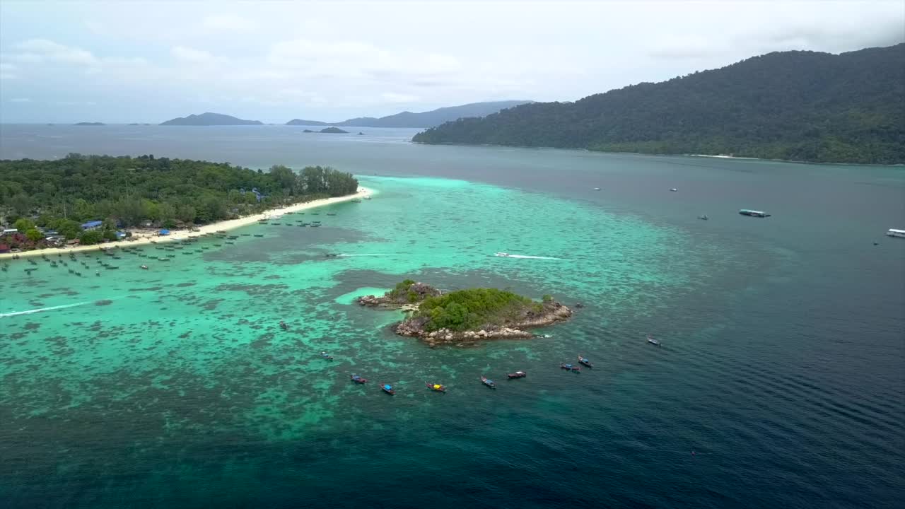 鸟瞰美丽的小岛，游客在泰国萨顿省的里佩岛附近浮潜——夏天的概念。视频下载