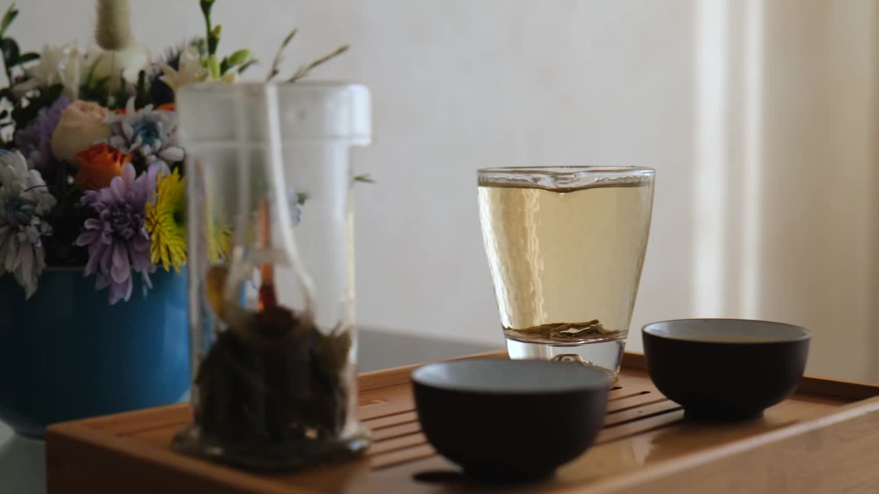中国茶道。茶具放在茶板上。酿造上等的中国白茶视频下载