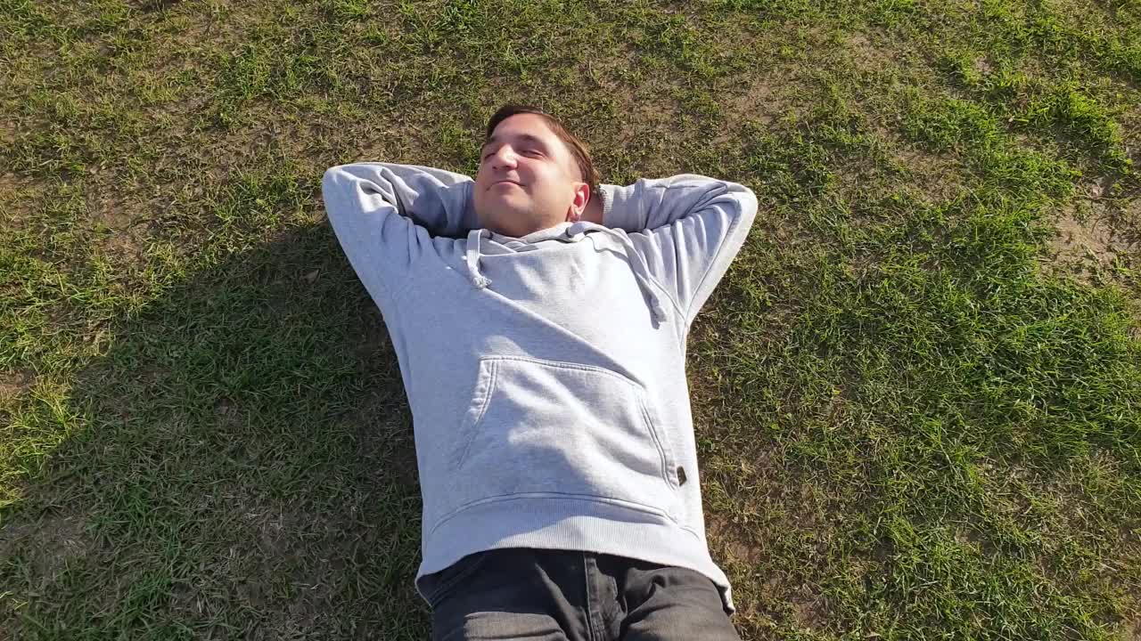 年轻人躺在草地上休息视频素材