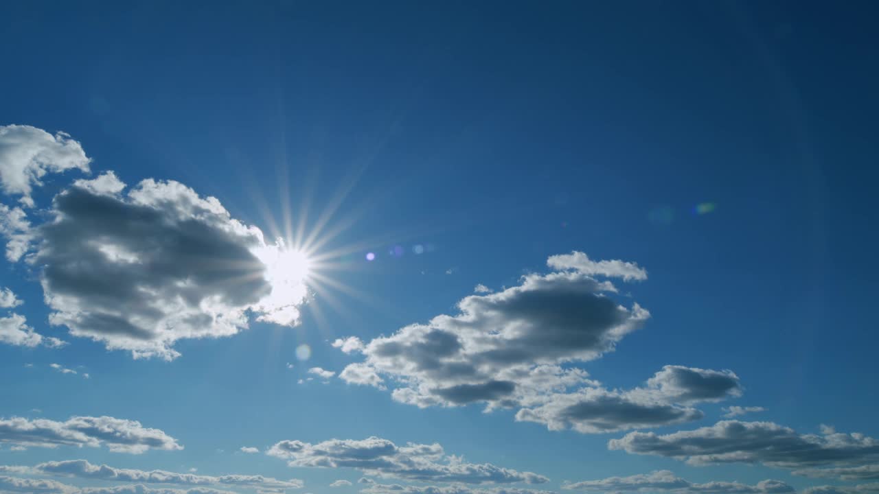 阳光穿过云层，照射在蓝天上。阳光与阳光。间隔拍摄。视频下载