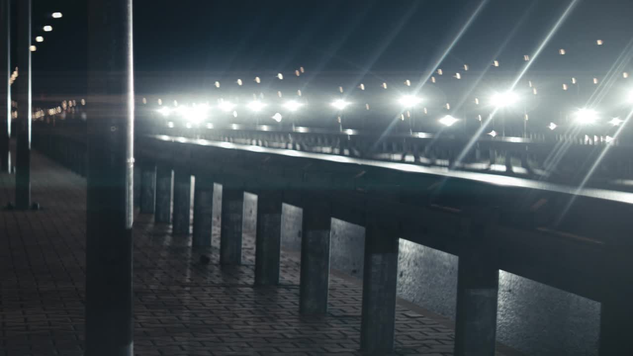 低角度观看跑车行驶在夜间的道路上视频素材