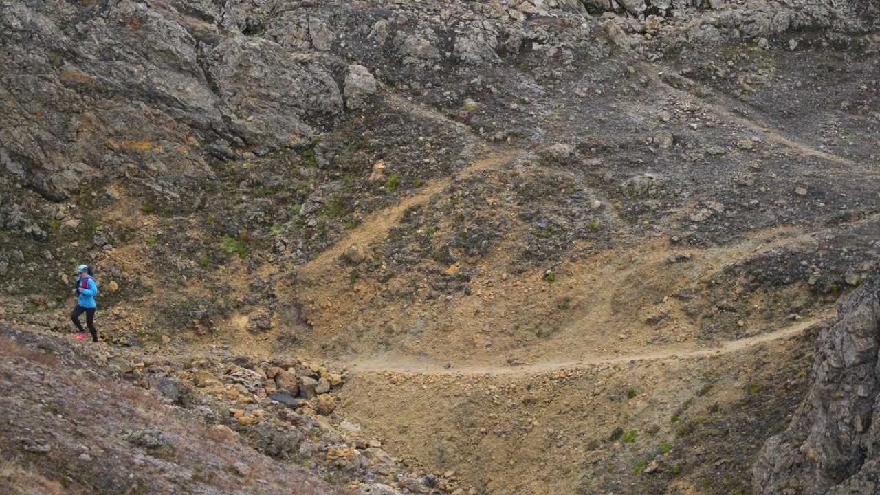 女越野跑运动员在山里的单行道上跑步视频下载