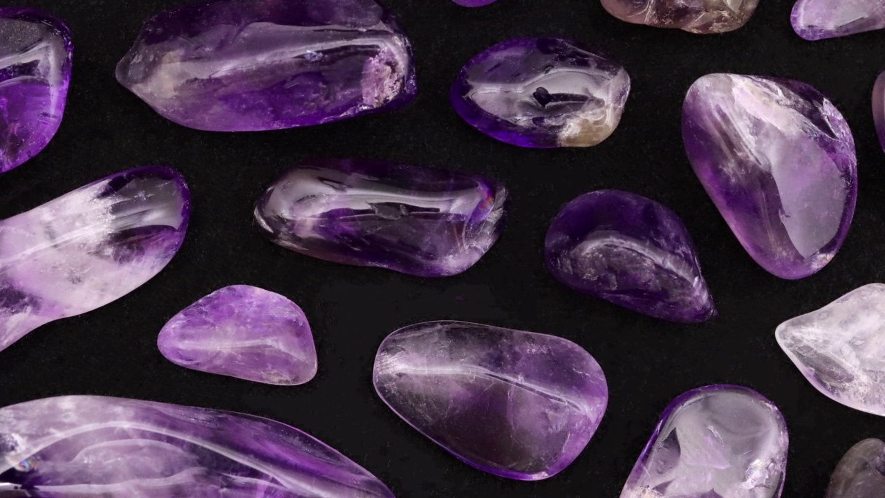 紫水晶罕见的宝石纹理在黑色背景。移动右无缝循环背景。视频下载