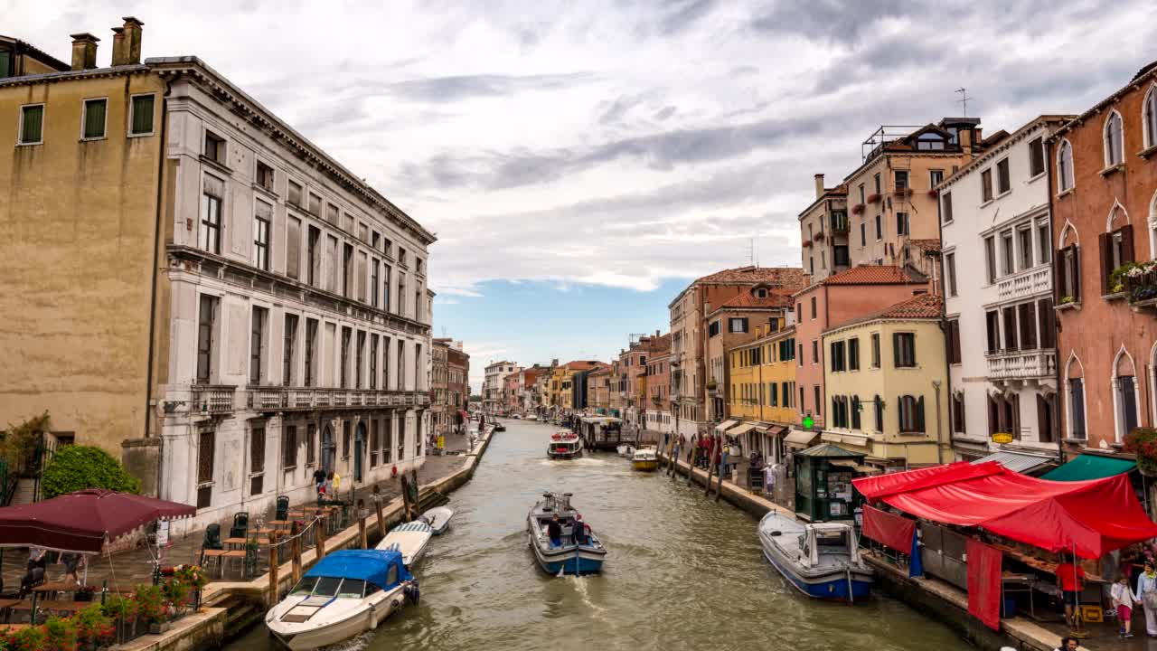 意大利威尼斯——2017年7月13日:意大利威尼斯时间间隔4K，城市天际线时间间隔在庞特德拉古格利桥和大运河上视频素材