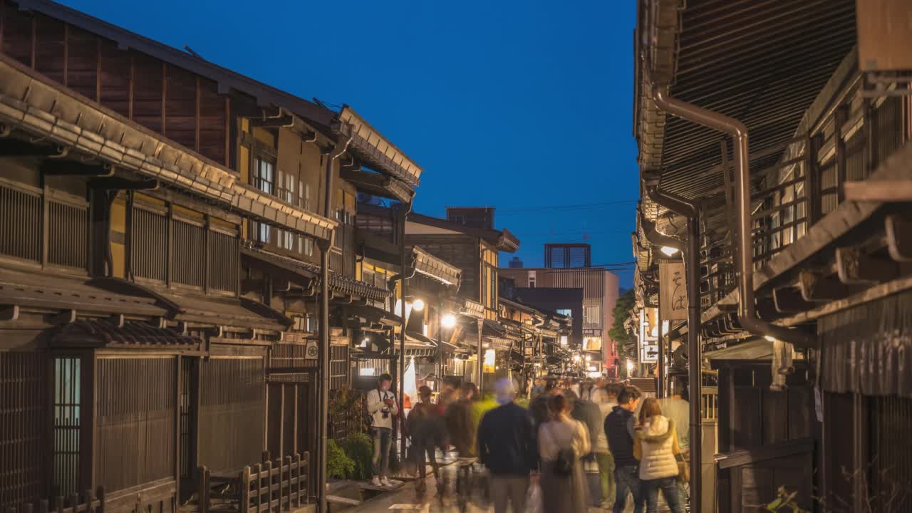 日本高山岐阜的时间间隔4K，城市天际线的夜晚时间间隔在高山老城三町街视频下载
