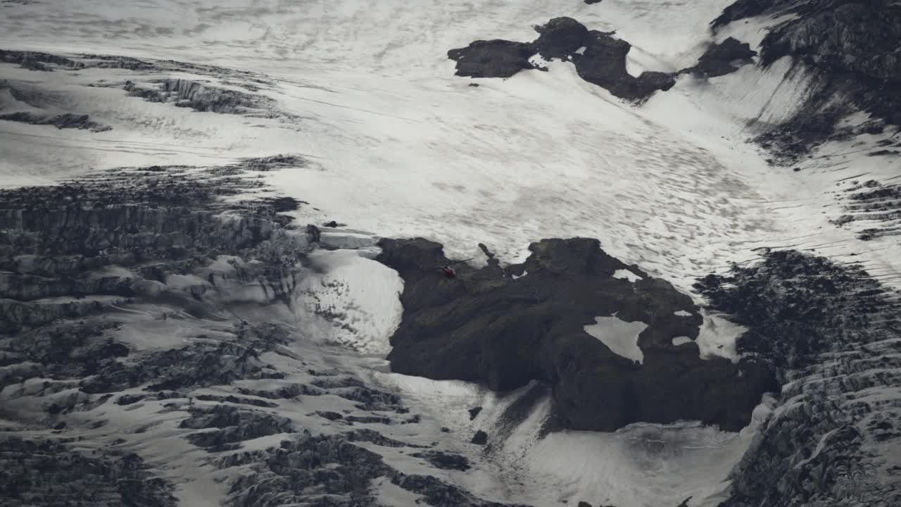 观光直升机飞越冰岛高地的山脉和冰川视频素材