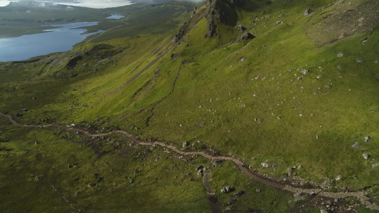 苏格兰的斯凯岛/波特里的斯托尔老人徒步旅行路线鸟瞰图视频下载