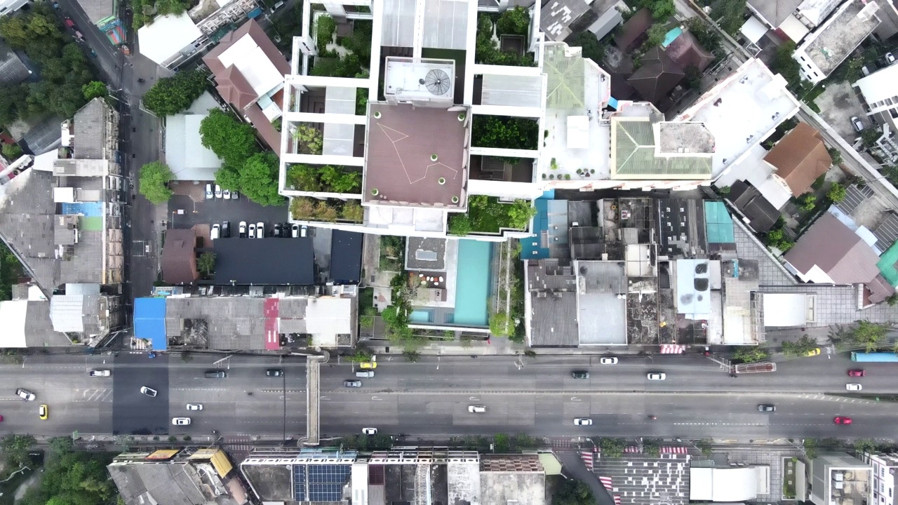 泰国曼谷城市的高层建筑和道路交通的俯视图。空中无人机视频下载