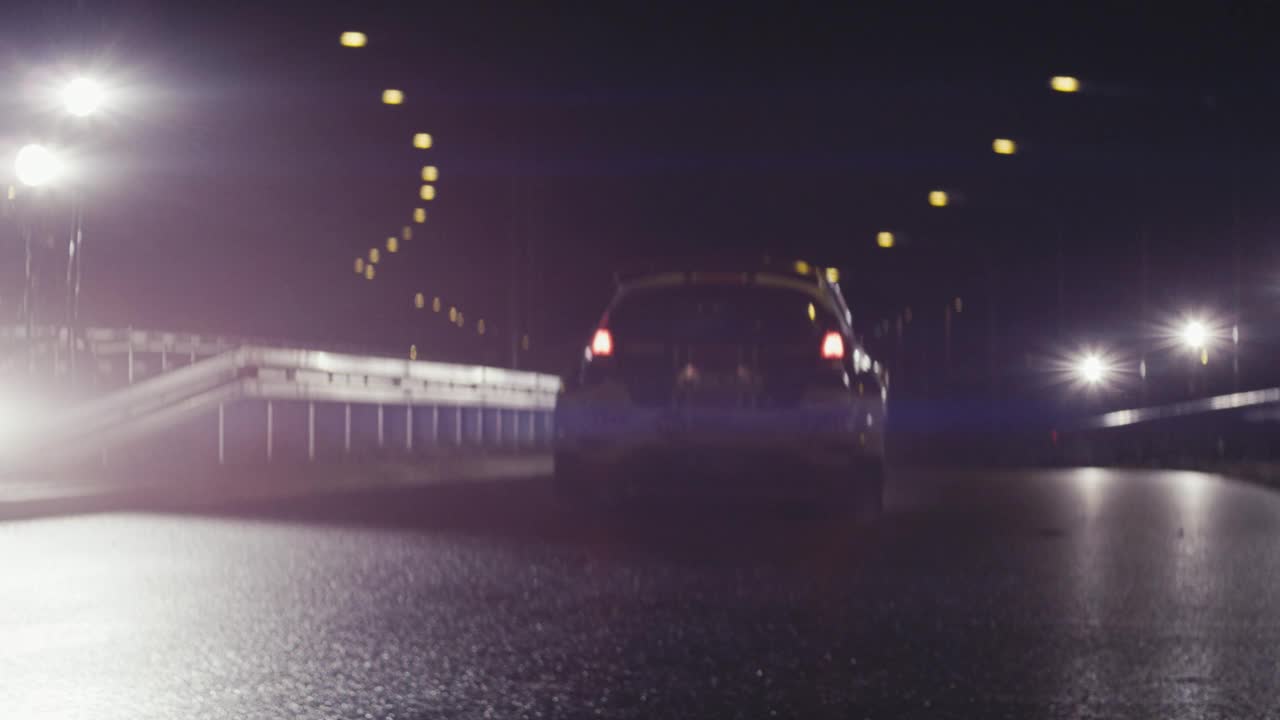 低角度观看跑车行驶在夜间的道路上视频素材