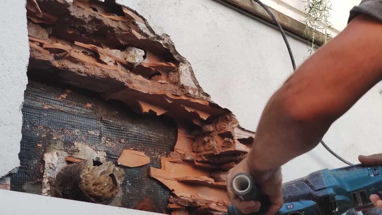 工人在建筑工地捣混凝土。强力的锤钻能破砖视频素材