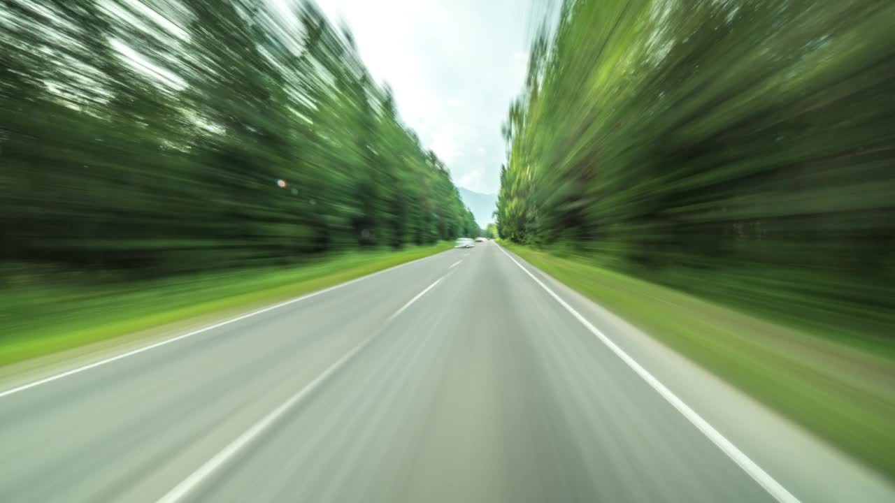 高速白天开车在乡村乡村道路运动时间流逝。视频素材