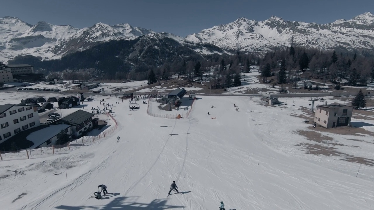 无人机俯瞰意大利阿尔卑斯山的冬天:马德西莫滑雪场视频素材