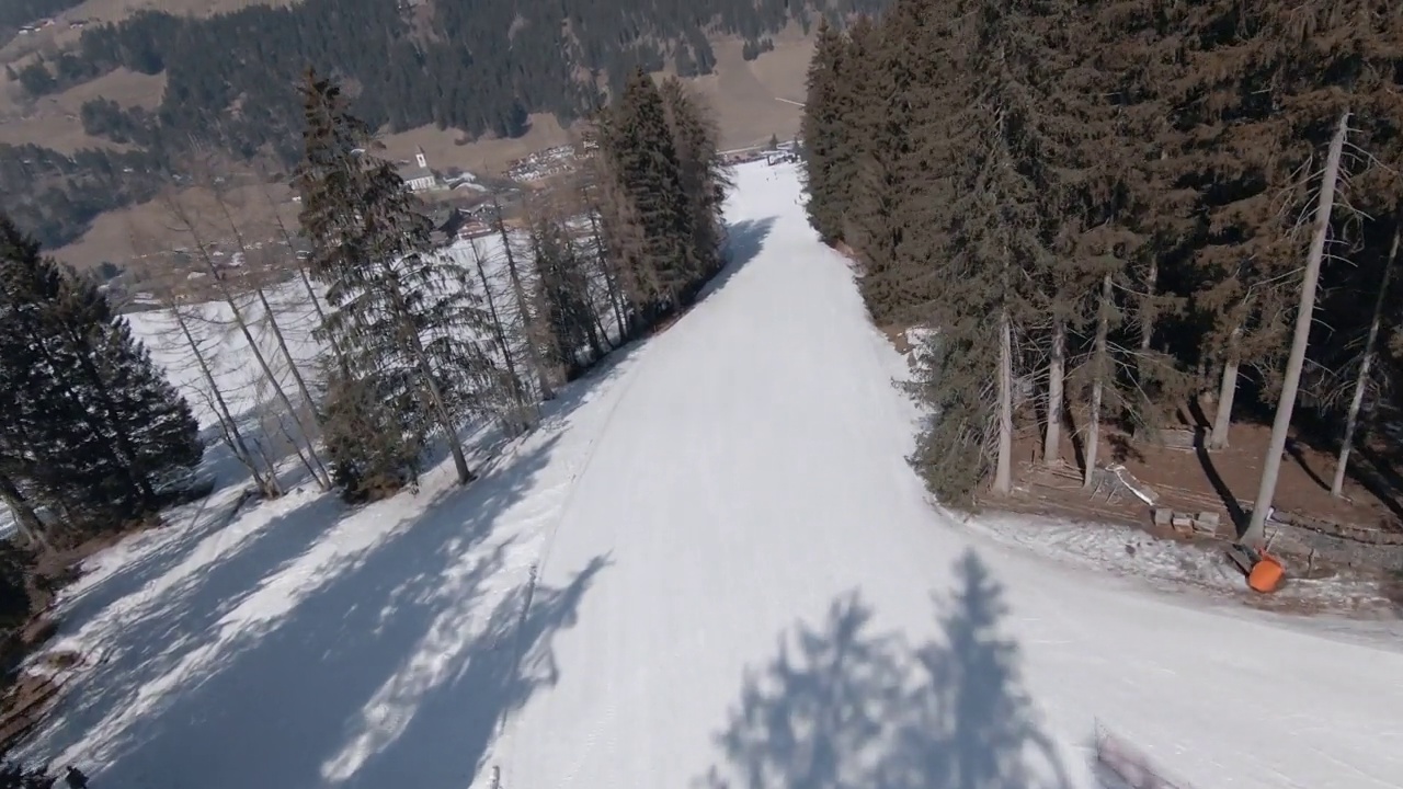 无人机观看意大利阿尔卑斯山的冬天:Tre Cime (3 Zinnen)滑雪场视频素材