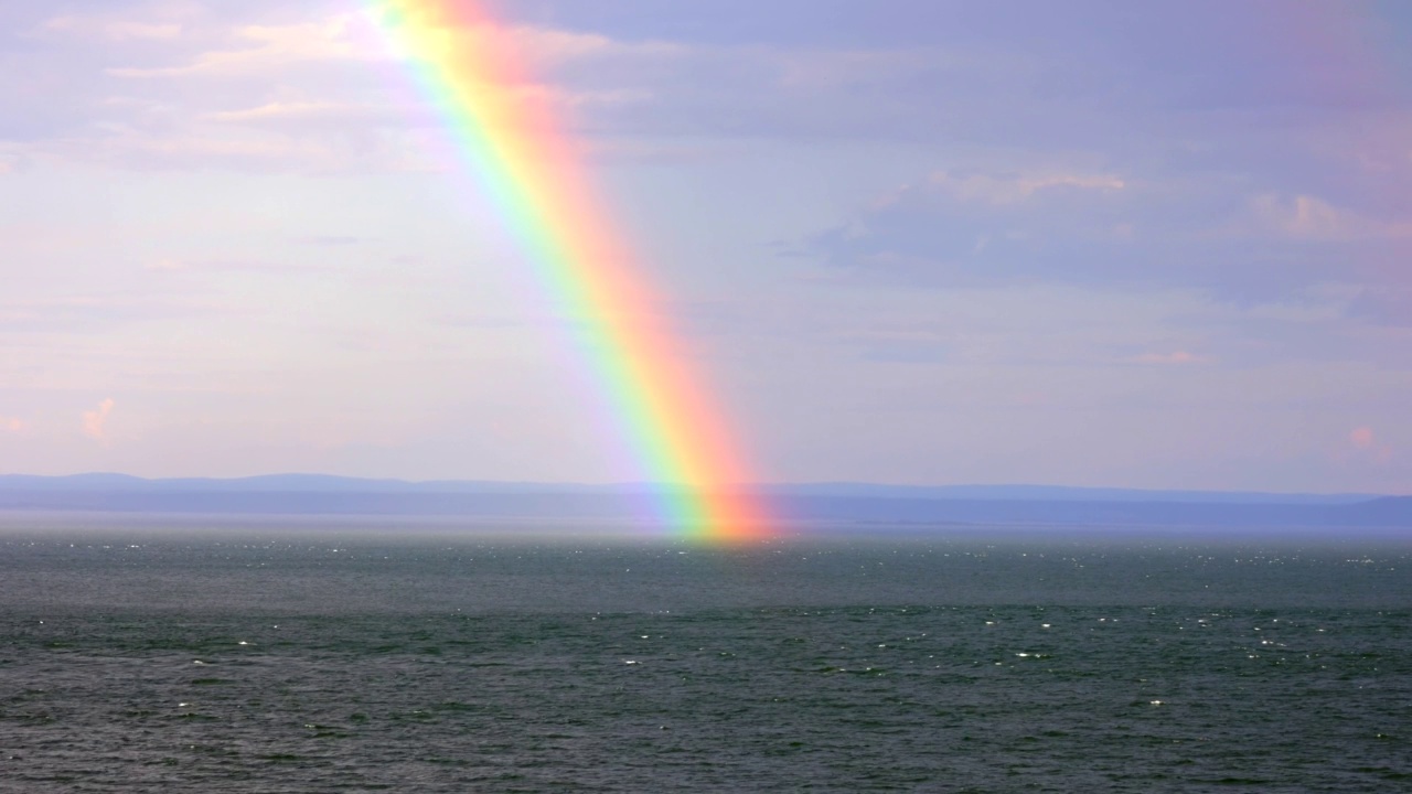 平静海面上美丽的彩虹的风景照片视频下载