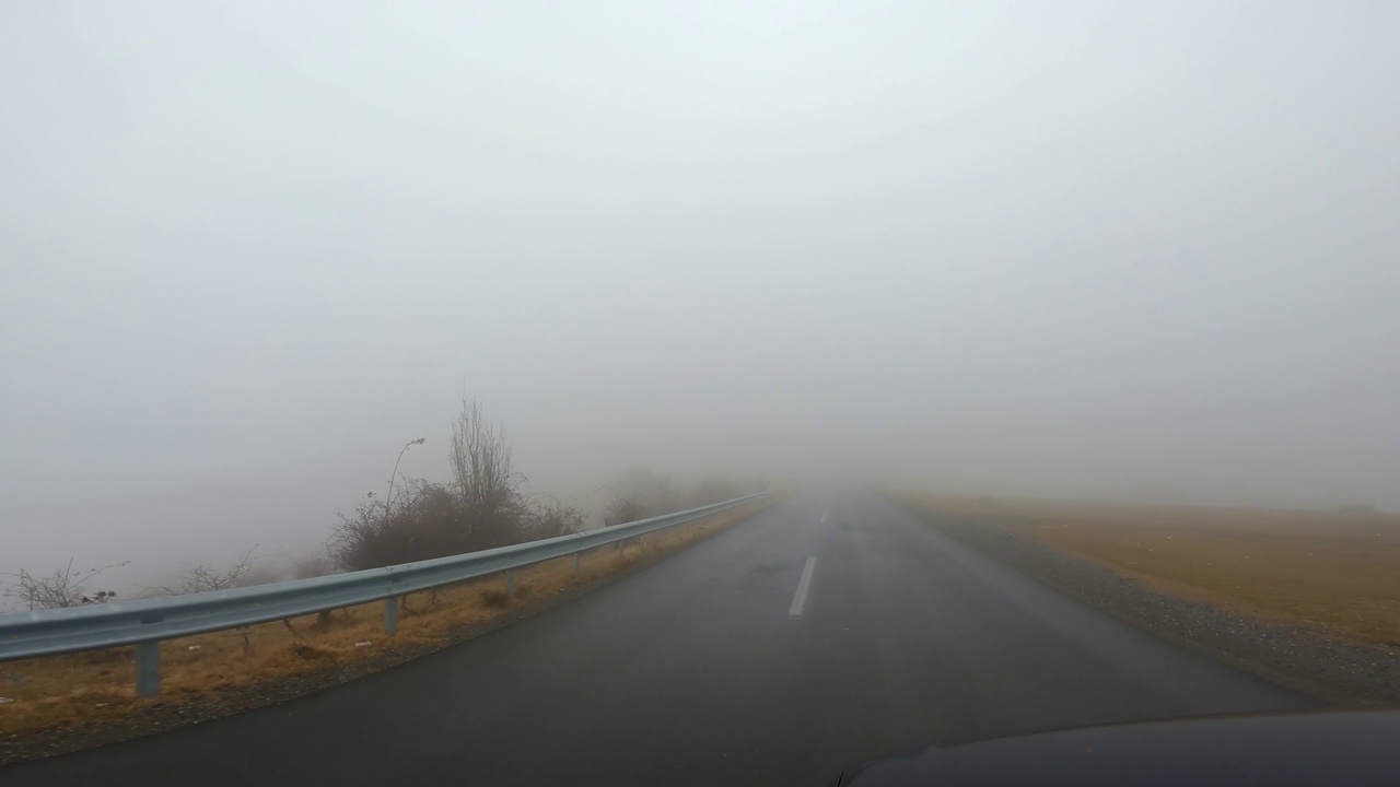 司机POV几乎空灰色多雾多雨农村道路低能见度差视频素材