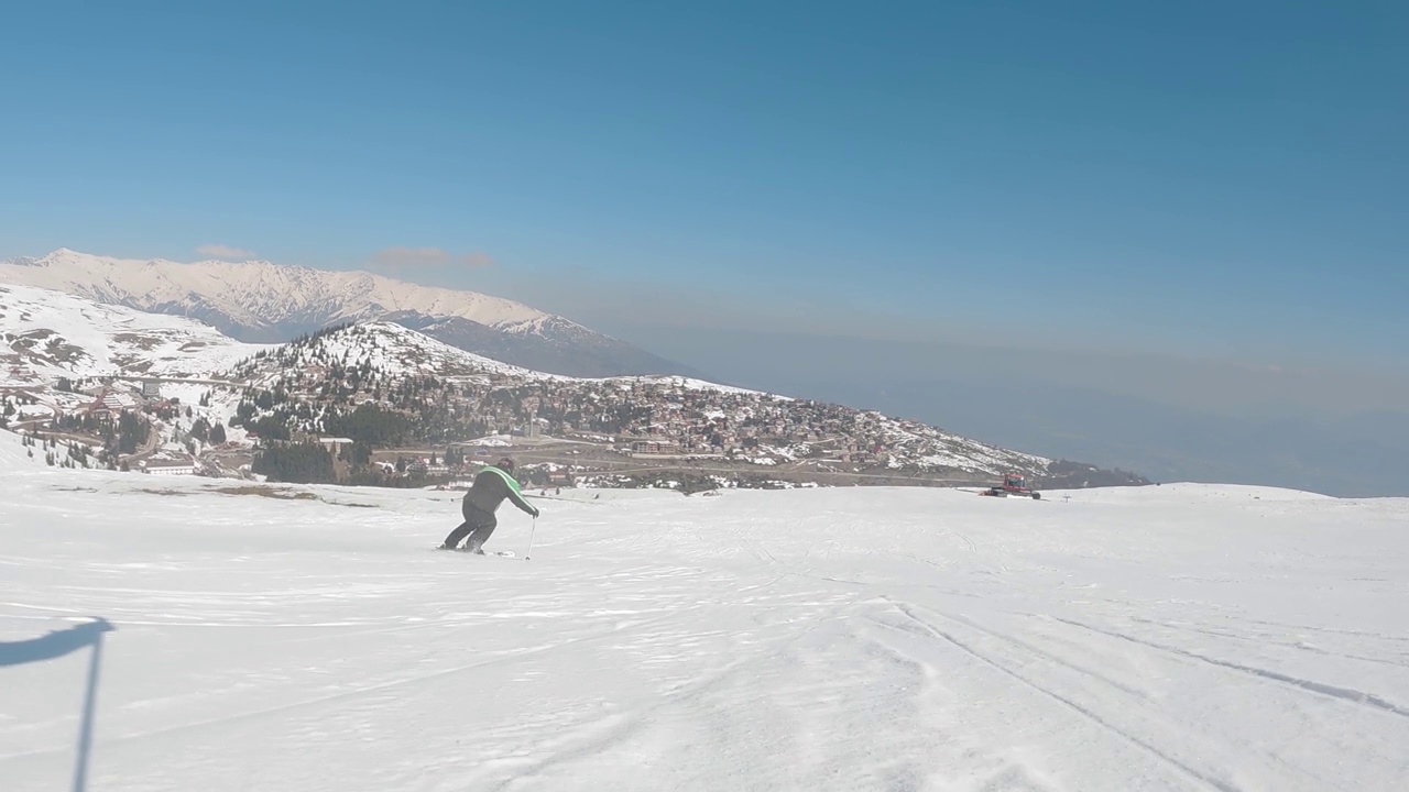 专业滑雪者在斜坡上滑雪的跟踪镜头视频下载