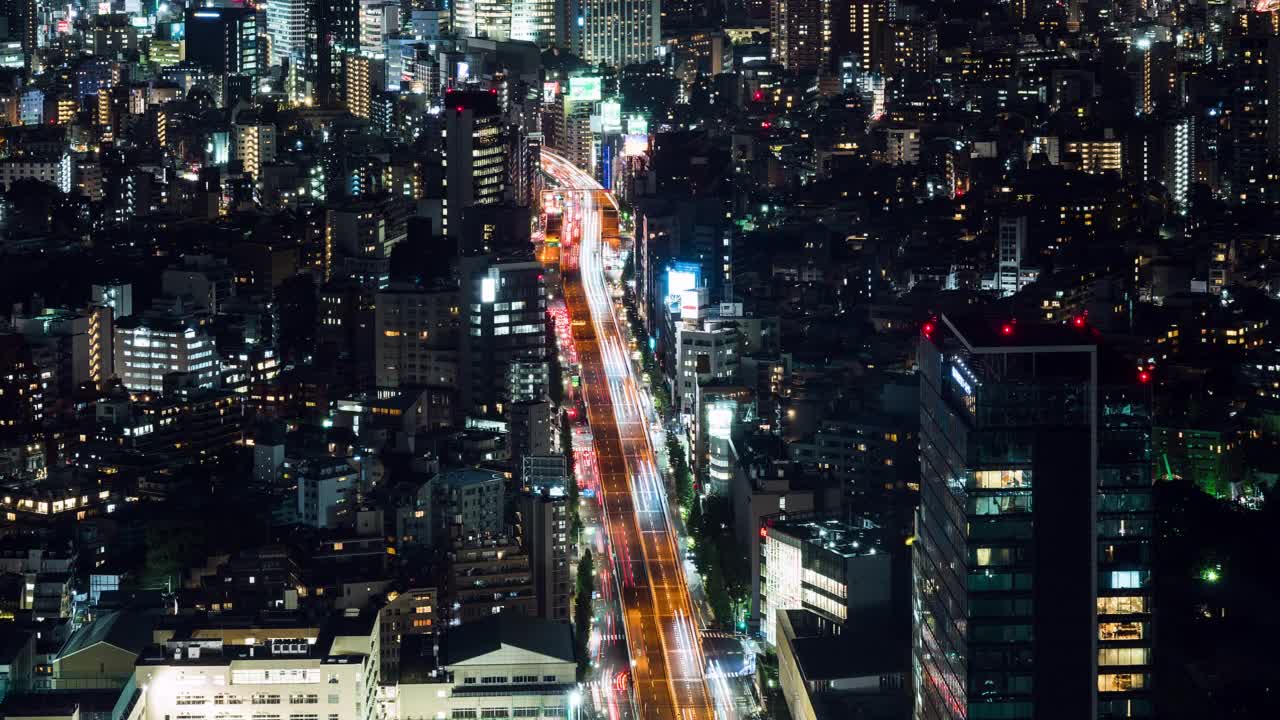 日本东京道路上的夜间汽车交通运输，东京塔的城市景观。亚洲旅游的旅游地标，旅游景点，还是日本商务区的概念视频下载