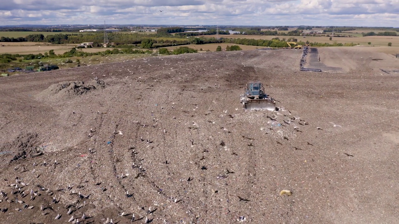 一个大型农村垃圾填埋场的4K航拍镜头视频素材